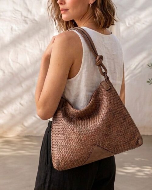 sac pochette Jana format oversize en cuir tressé main couleur taupe